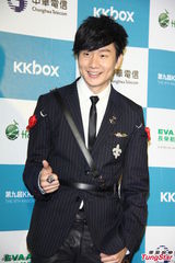 组图：萧敬腾受恐吓照常演出 保镖贴身保护