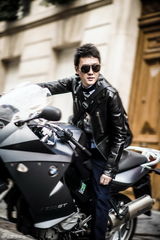 组图：冯绍峰巴黎街头写真 硬朗帅气展男人魅力