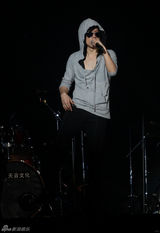 高清图：张杰北京个唱谢娜助阵 唱情歌隔空秀恩爱