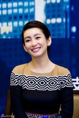 组图：秦海璐民族风印花短裙靓丽大方出席活动