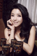 组图：黄小蕾时尚大片曝光   温婉知性展露高雅魅惑