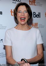 组图：《爱情的模样》首映 安妮特知性亮相