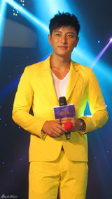 组图：贾乃亮助阵品牌魅力迷人 黄色西装抢眼