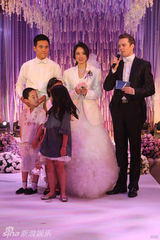 组图：董璇披高云翔礼服抛花球 好姐妹开心争抢