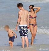 组图：黛米摩尔与小男友度假 水中扑倒紧贴不放