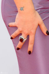 组图：艾美奖红毯 凯莉-奥斯本抚胸献飞吻