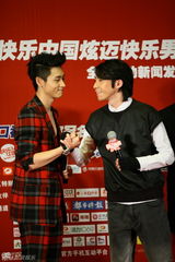 组图：快乐男声启动 谢霆锋当评委墨镜亮相