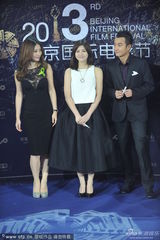 组图：《不二神探》柳岩陈妍希文章亮相蓝毯