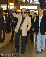 幻灯图集：约翰尼-德普现身日本惹粉丝疯狂