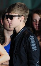 组图：小贾斯汀与女友约会玩低调 被拍以包挡脸