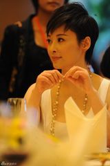 高清图：袁莉获年度慈善明星 清新淡雅显女人味