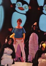 高清图：李宇春个唱成催泪弹 谢霆锋重弹吉他落泪