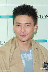 组图：黄宗泽获女友胡杏儿画眉 赞其各方面都好