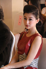 组图：方然短礼服亮相红毯秀长腿