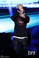 组图：朴宰范等参加HIPHOP音乐节引爆火热现场