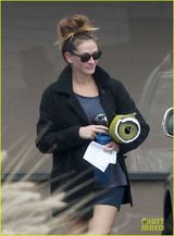 组图：46岁朱莉娅-罗伯茨素颜短裤长腿动人