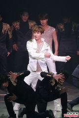 组图：东方神起开唱 劲歌热舞粉丝high不停