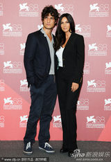 组图：《炎夏》记者会 贝鲁奇中性装亮相也妩媚