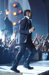 组图：美国公告牌音乐奖 亚瑟小子单腿顶起女舞者