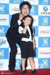 组图：韩国际喜剧节红毯挤胸熊抱肉搏精彩不断