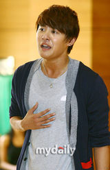 组图：神起金俊秀音乐剧公开彩排 全情投入表演