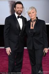 组图：休-杰克曼携老婆黛博拉恩爱亮相红毯