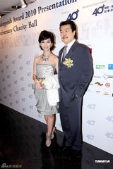 组图：赵雅芝银装亮相慈善晚宴 与老公秀恩爱