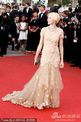 组图：娜奥米-瓦茨戛纳走秀 裸色纱裙妩媚动人