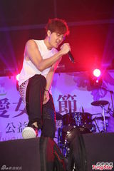 组图：宠女人公益演唱会 吴克群站台挺单亲妈妈