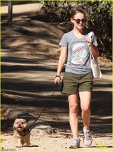 组图：娜塔莉-波特曼携宠物狗外出笑容满面