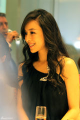 组图：张静初亮相西安 如蝶气质神秘冷艳