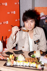 幻灯图：古巨基七位酬劳代言 开设计公司吸金有方 