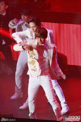 组图：韩组合B.A.P香港开唱 粉丝玩cosplay