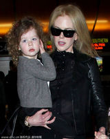 组图：基德曼黑色皮衣亮相 怀中小女儿萌样可爱