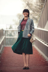 组图：白百何冬日街拍身着雅致演绎军绿回潮