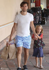 组图：托比-马奎尔牵女儿游玩显父爱满满