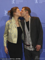 幻灯图集：《强盗》柏林记者会 男女主角拥吻抢镜