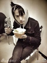 组图：张亮超模好友刘畅走红 长腿奶爸偶像颜