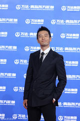 组图：万达百米红毯第二秀 梁朝伟赵薇众星百态