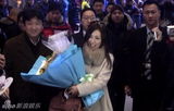 组图：酒井法子来京 热情粉丝送花