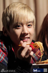 组图：TeenTop拍摄广告写真 精致亮相摄影棚