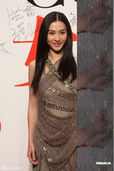 组图：张柏芝现身女性盛典 调侃康永耳套抄袭爱子