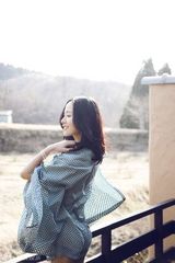 组图：江一燕日本时尚秋意写真 轻灵恬淡幽然绽放