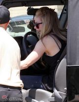 高清组图：艾薇儿休闲装外出购物 肌肤白嫩