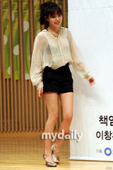 组图：韩星吴允儿李英恩等出席新剧记者会