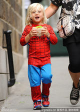 组图：史蒂芬妮携两潮仔游园 祖玛化身贪吃蜘蛛侠