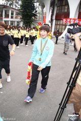 组图：郭书瑶拍《志气》化身拔河队员