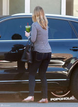 组图：艾米莉-布朗特便装显孕相 独自逛街驾车