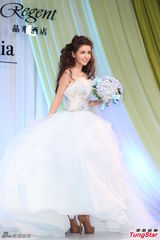 组图：李毓芬婚纱装亮相 笑容甜美妩媚动人