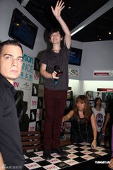 组图：Greyson难忘北京烤鸭 香港会歌迷惹混乱